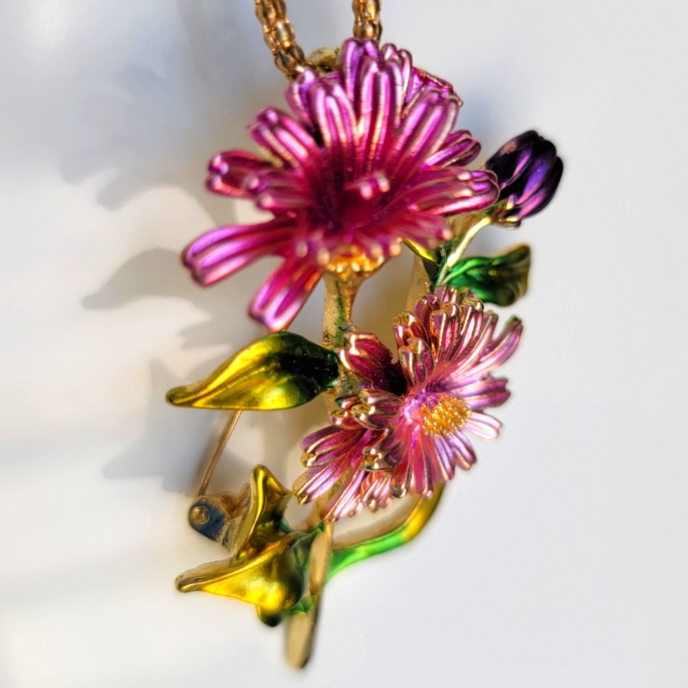 Betsy Johnson flower pendant with pin back